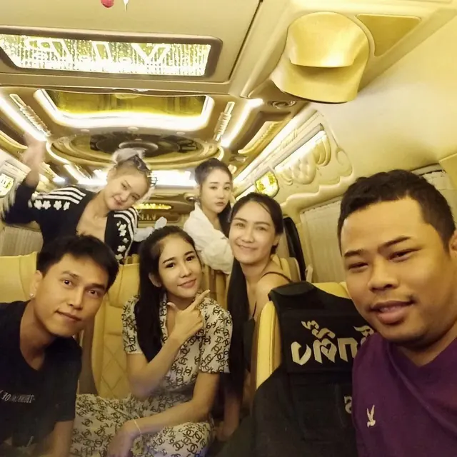 ภาพหมู่ระหว่างเดินทาง