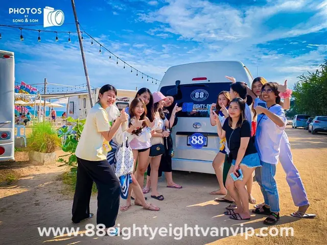 ภาพหมู่ด้านท้ายรถ