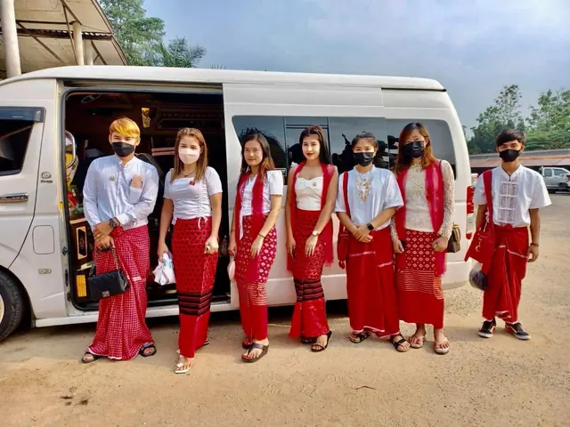ภาพหมู่ในชุดสีแดง