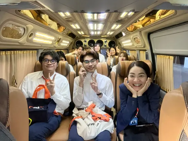 ภาพหมู่กับที่นั่งภายในรถ