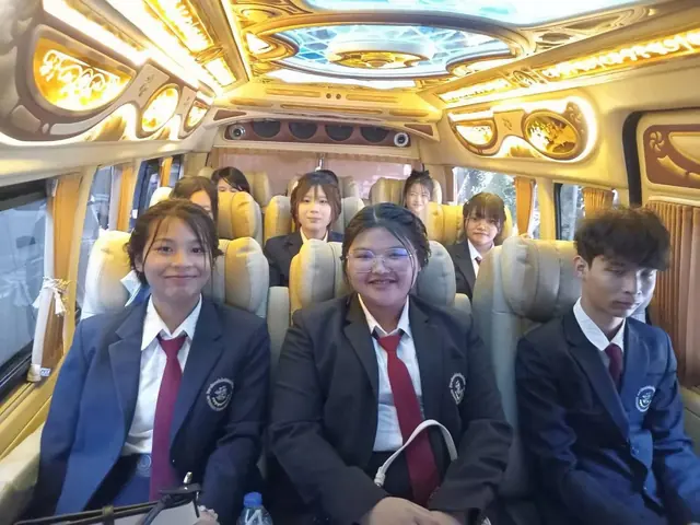 ผู้โดยสารในชุดสูท