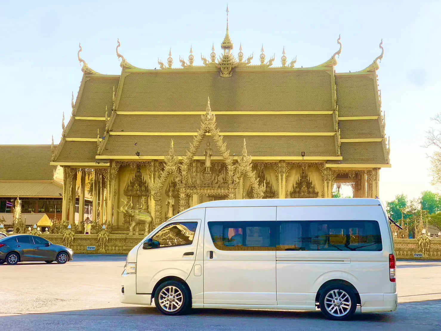 รถตู้หน้าอาคารวัด