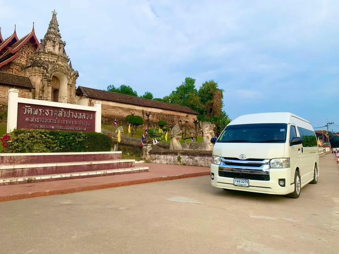 รถตู้บริเวณหน้าวัด