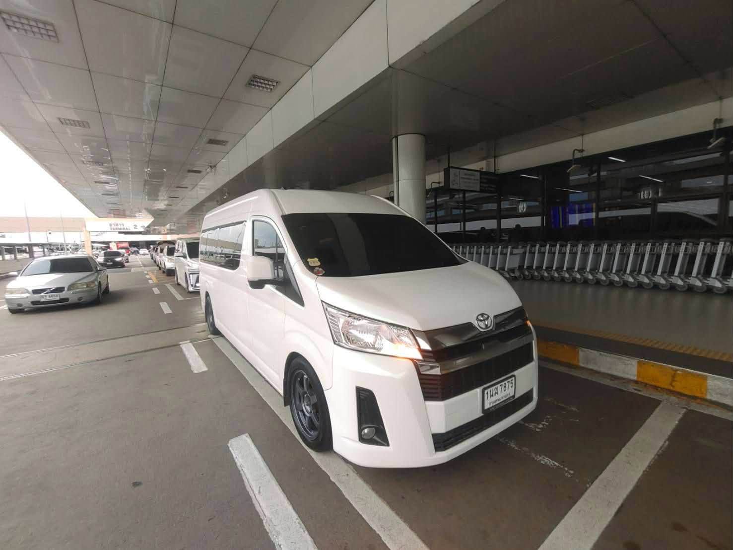รถตู้ 88 VAN VIP ระหว่างให้บริการรับผู้โดยสาร