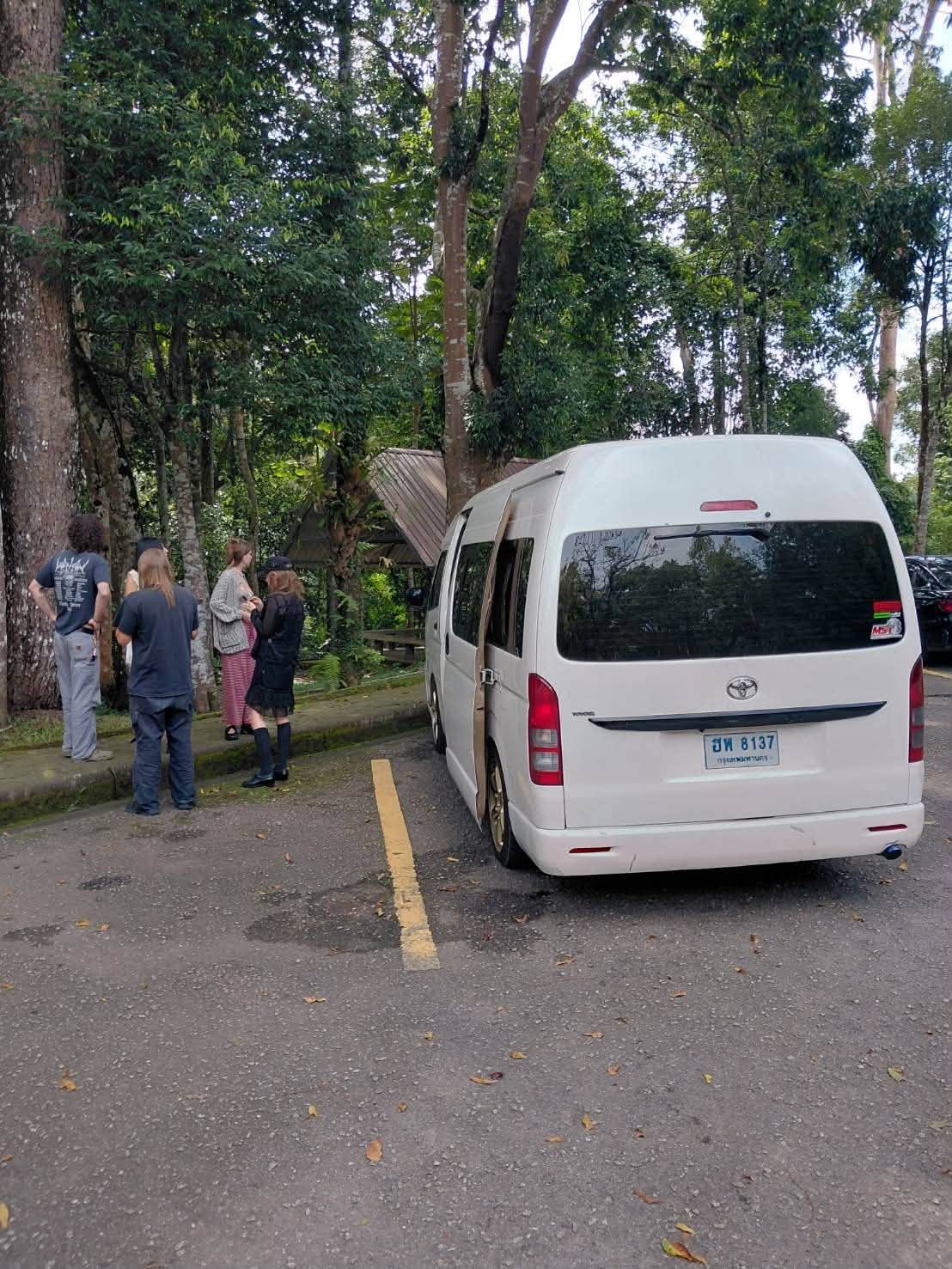 ผู้โดยสารของ 88 VAN VIP ระหว่างทริปต่างจังหวัด