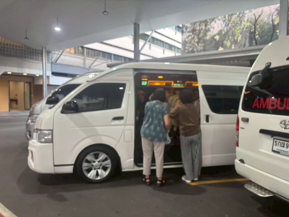 รถตู้ 88 VAN VIP ระหว่างให้บริการรับผู้โดยสารตามจุดนัดหมาย