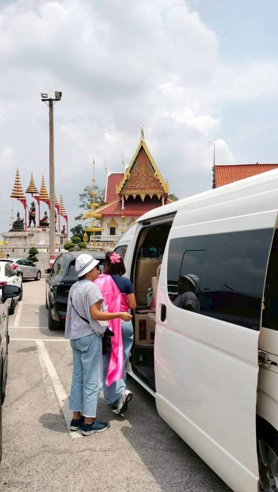 รถตู้ 88 VAN VIP จอดรับผู้โดยสารหน้าวัด